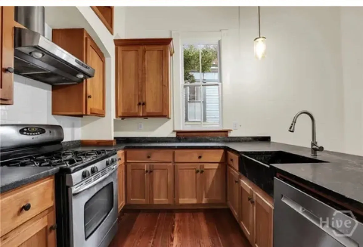 2 bed, 1.5 bath, 1091 sqft, $3,200 — Photo 2