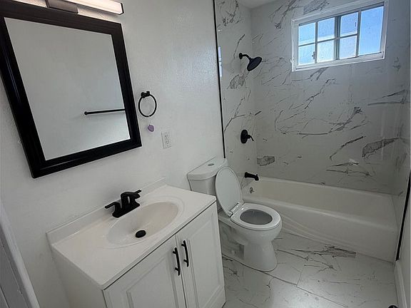 5th image of 1550 1/2 W 59th Pl