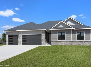 585 Spyglass Ln, Waukee, IA 50263