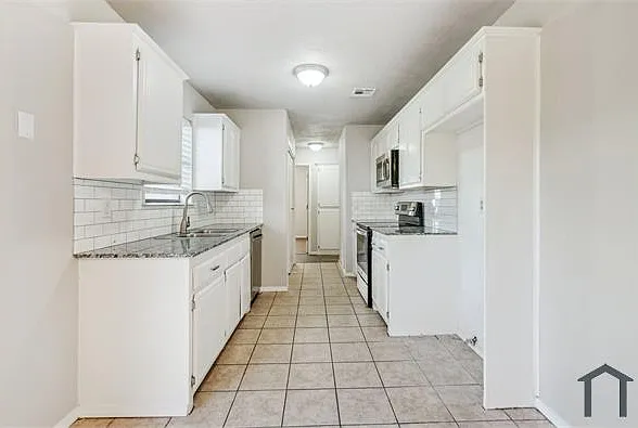 12225 SW 14th St — Photo 5
