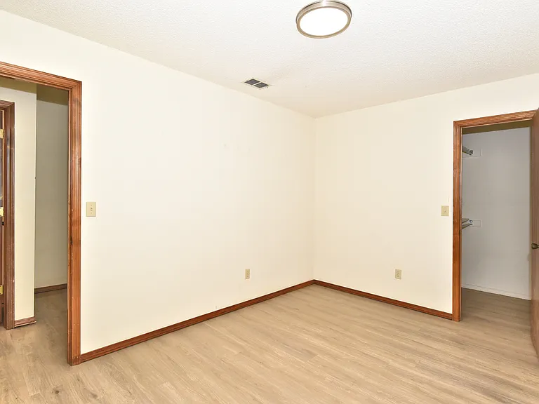 2500 W Honolulu St — Photo 11