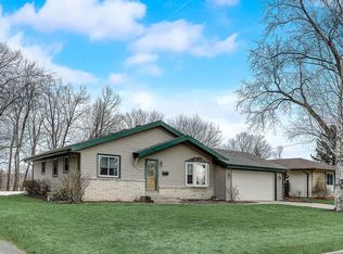 N84W18406 Seneca Dr, Menomonee Falls, WI 53051