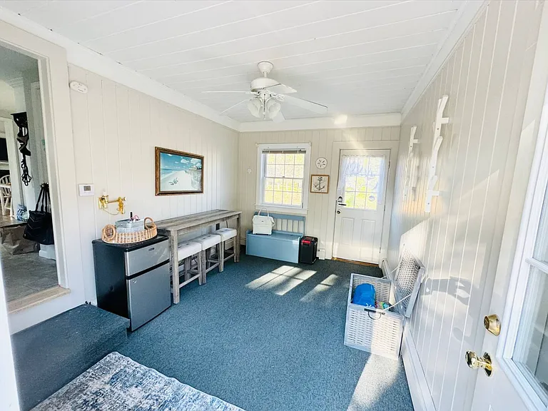 Breeze room at entryway