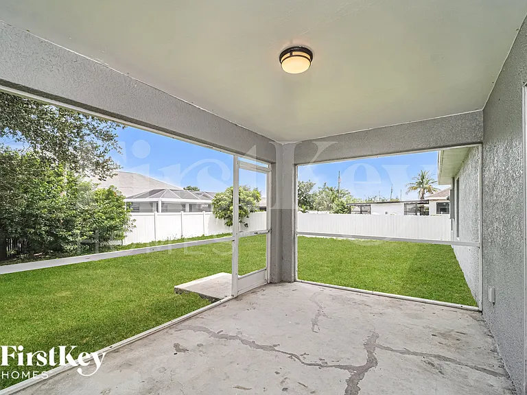 629 NE Juanita Ct — Photo 17