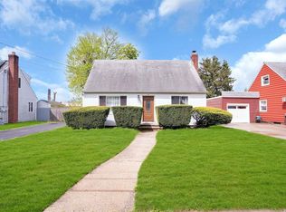 27 Twin Lawns Ave, Hicksville, NY 11801