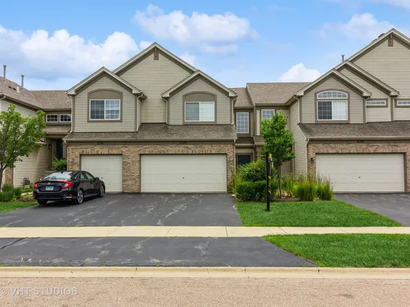 1016 Parkhill Cir, Aurora, IL 60502