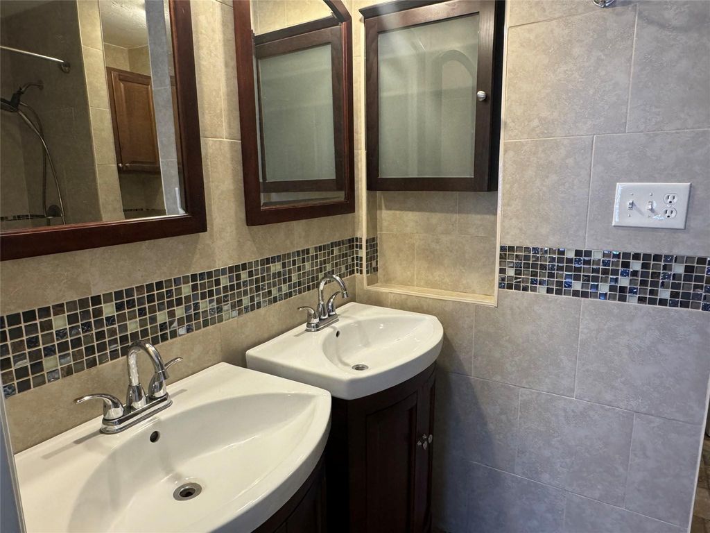 219 SW 3rd St, photo 9