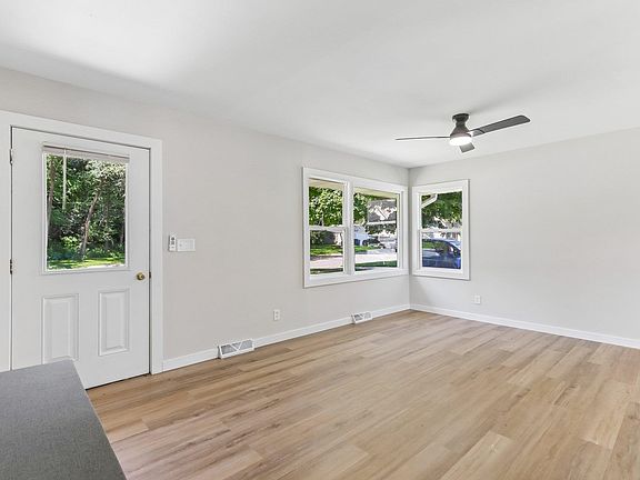 5th image of 712 E Edgewater St