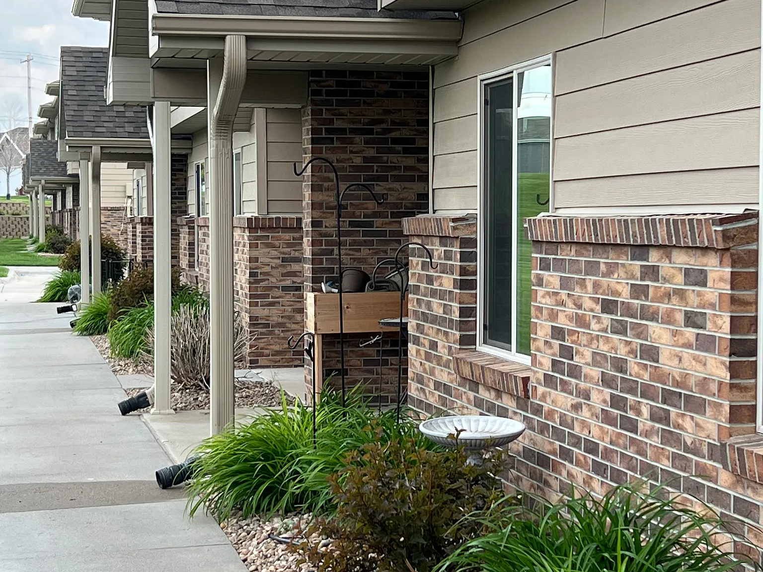 3 bed, 3.5 bath, 2100 sqft, $2,000 — Photo 2