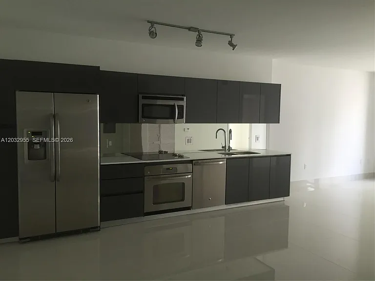 31 SE 6th St #1106 — Photo 3
