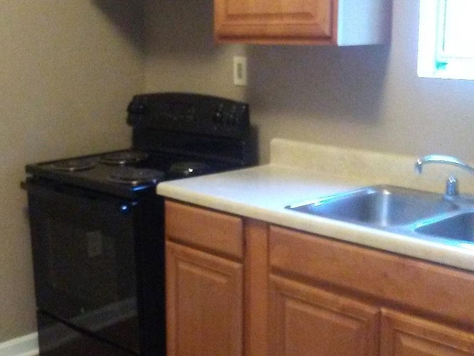 2nd image of 302 Alford St
