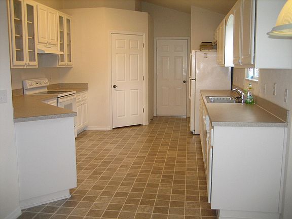 Kitchen area (viewed from family room area).