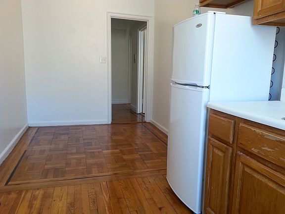 3rd image of 655 Pelham Pkwy N APT 4L