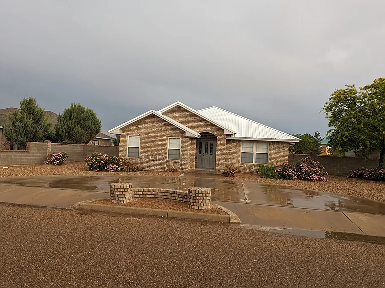 1328 Oakwood Cir — Photo 3