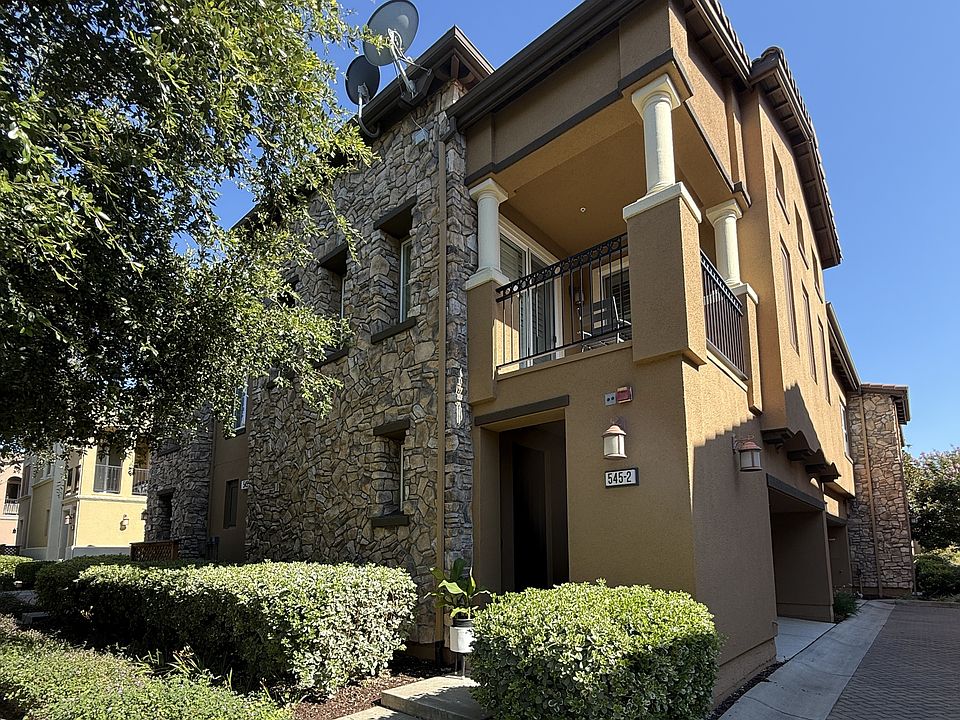 545 Heligan Ln, Unit 2; 3 story townhouse. View from exterior.