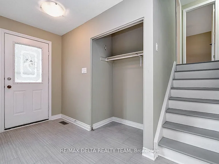 397 Phoenix Cres — Photo 4