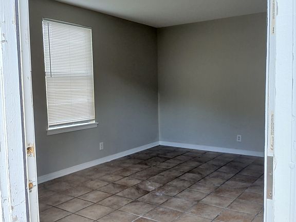 5th image of 904 Kingsbury Dr APT D