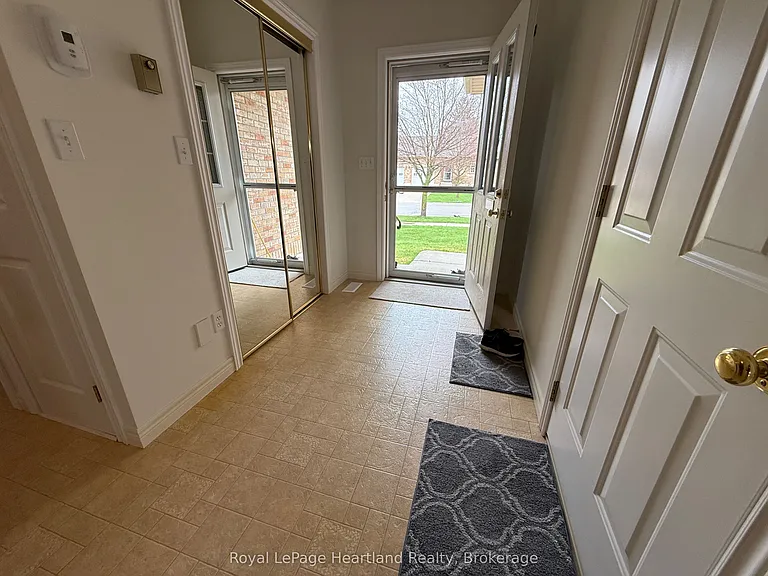 260 Martha St — Photo 2