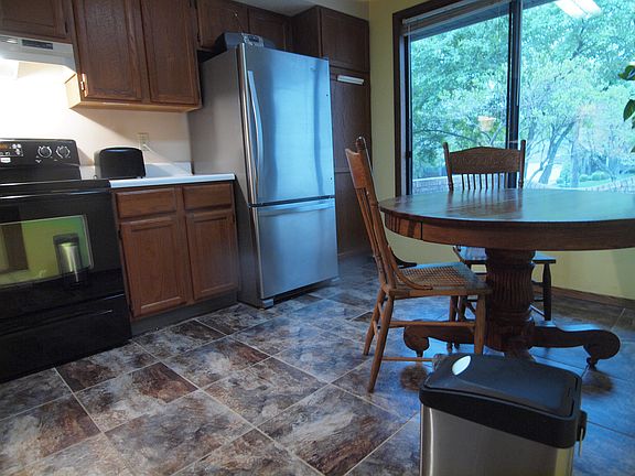 Eat-in kitchen w/new fridge