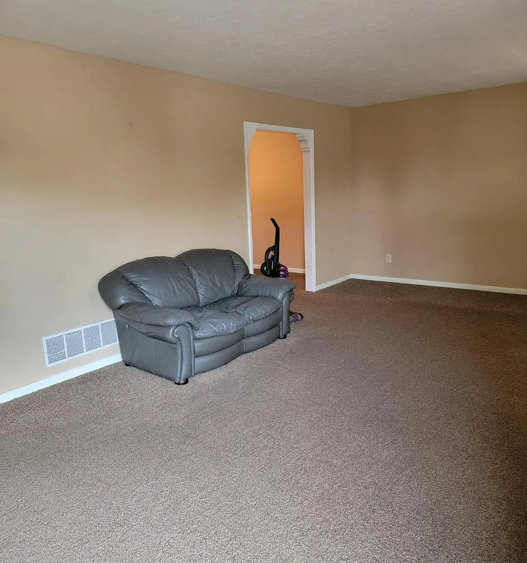 3 bed, 2.0 bath, 1400 sqft, $1,350 — Photo 2