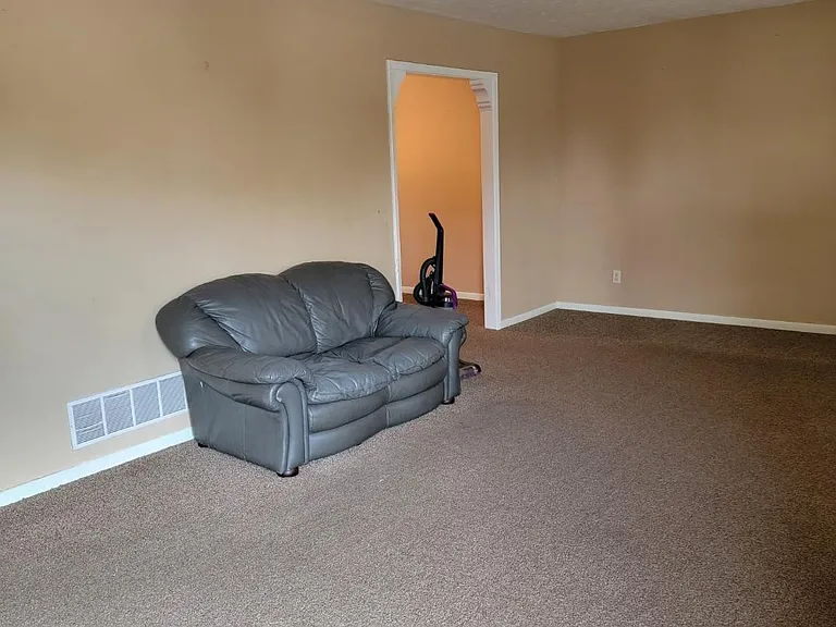 2531 Crosscreek Rd — Photo 2