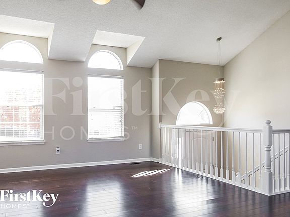 2nd image of 626 N Crest Dr