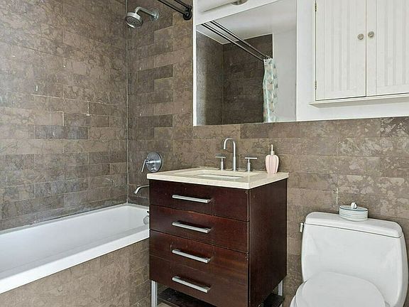 5th image of 10-63 Jackson Ave #5F
