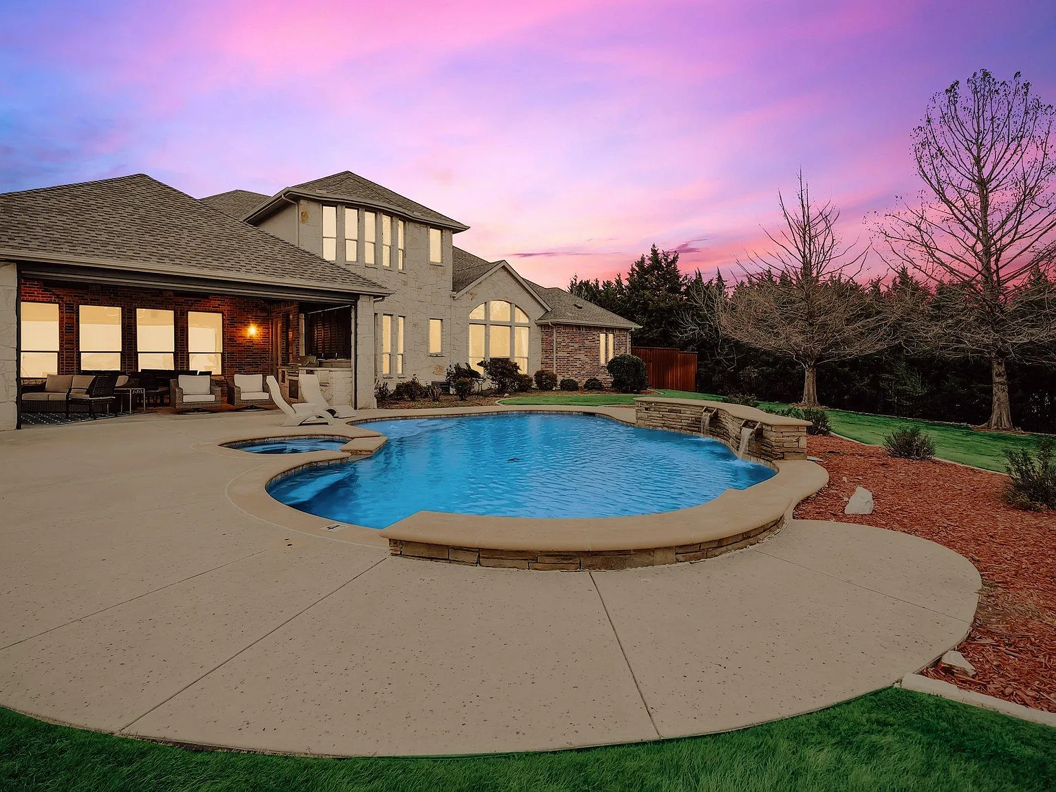 5 bed, 4.5 bath, 5243 sqft, $13,500 — Photo 1