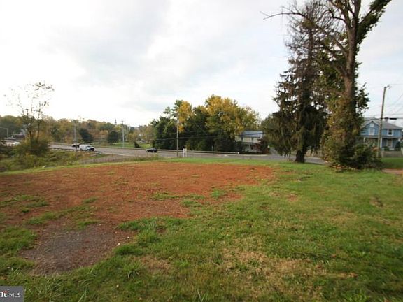 5th image of 402 Sperryville Pike