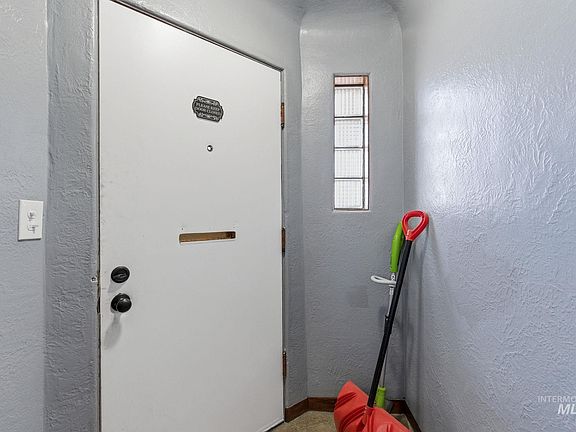3rd image of 123 S Holly St