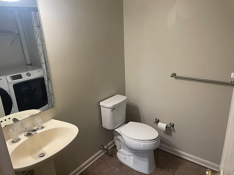 465 Trumbull Ct — Photo 10