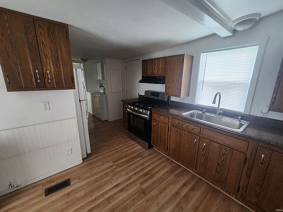 3rd image of 819 Greenbriar Dr