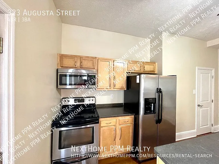 323 Augusta St — Photo 8