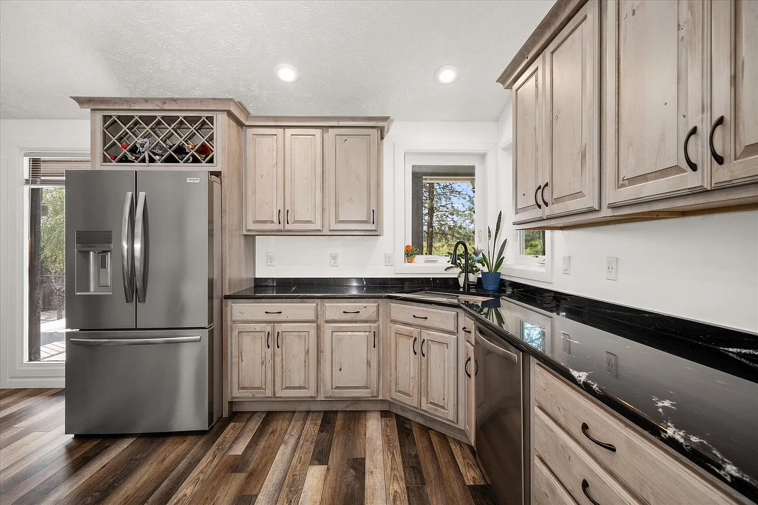 6 bed, 3480 sqft, $5,950 — Photo 2