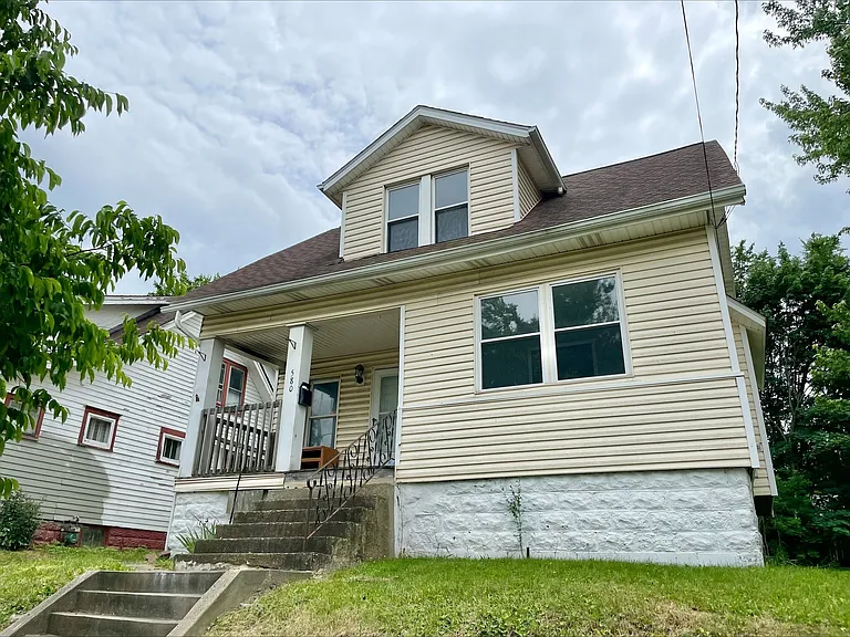 580 Baird St — Photo 1