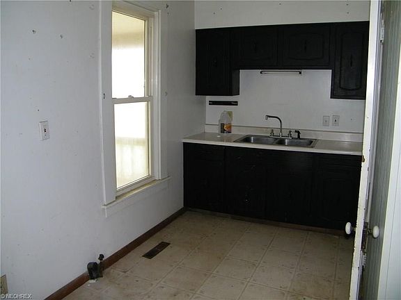 3rd image of 811 Front St