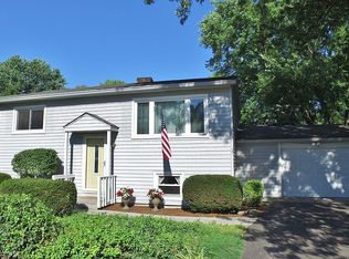 211 Countryside Ln, Lindenhurst, IL 60046