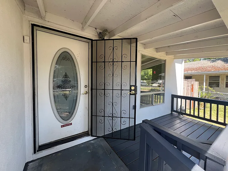 575 W Ash St — Photo 2