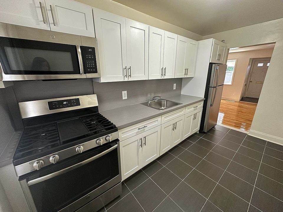 1st image of 10 Stratford Ave #1D