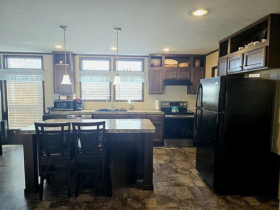 Kitchen with island 