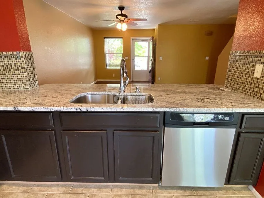 Stunning 3 bedroom, 1.5 bathroom townhome — Photo 3