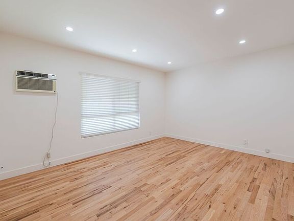 2nd image of 4727 Lincoln Ave #4727