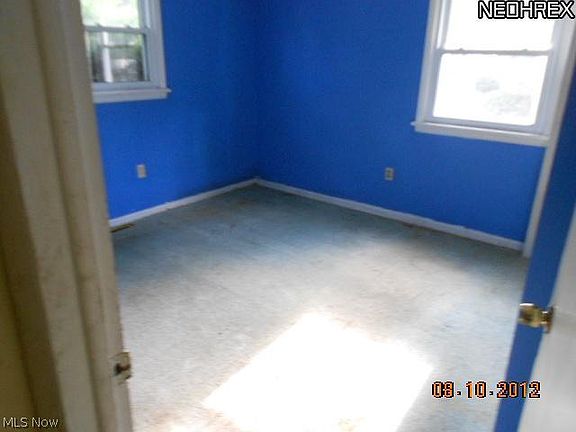 3rd image of 122 W Lincoln St