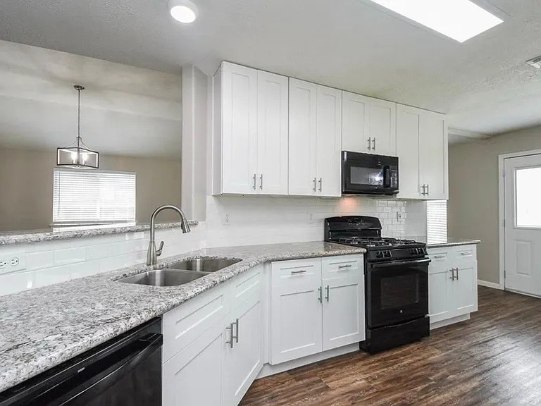 2519 Fox River Ln — Photo 14