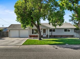 916 6th St, Ripon, CA 95366