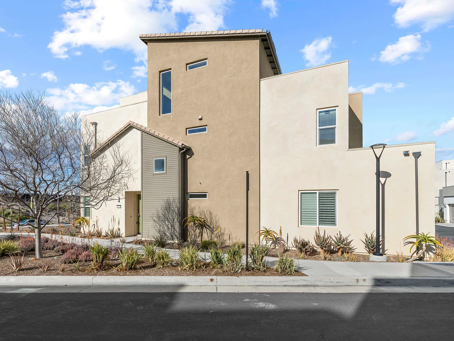 5 bed, 3377 sqft, $6,750 — Photo 4