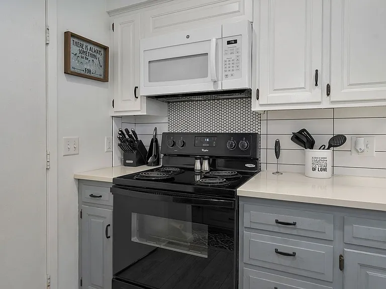2351 S Rogers Ave — Photo 15