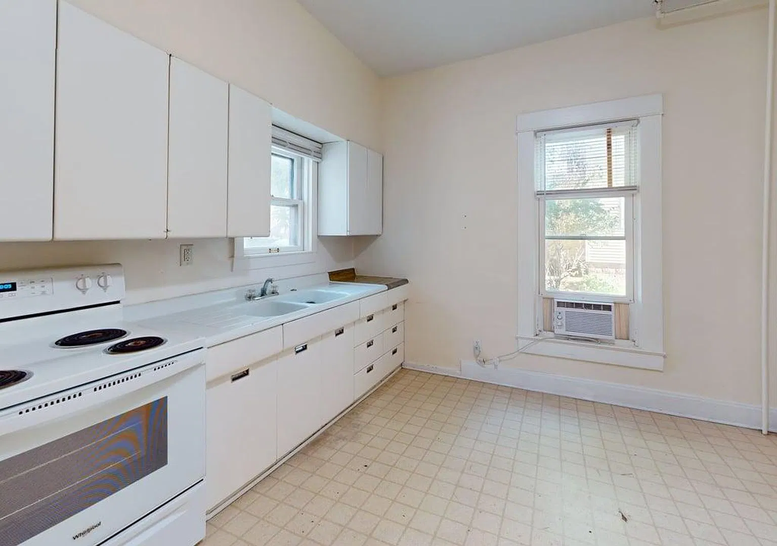Comfortable Old Home converted into Apartments — Photo 4