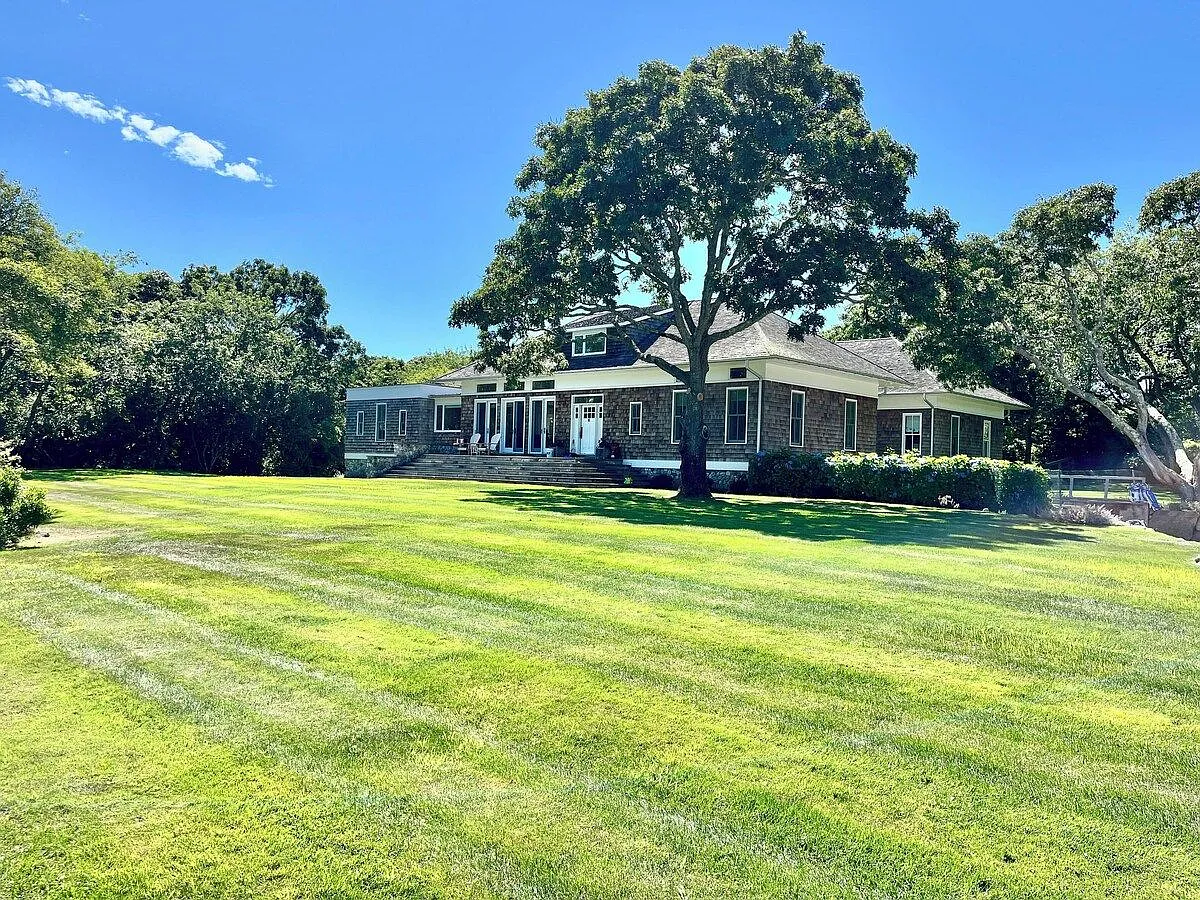 4 bed, 3.5 bath, 3300 sqft — Photo 2