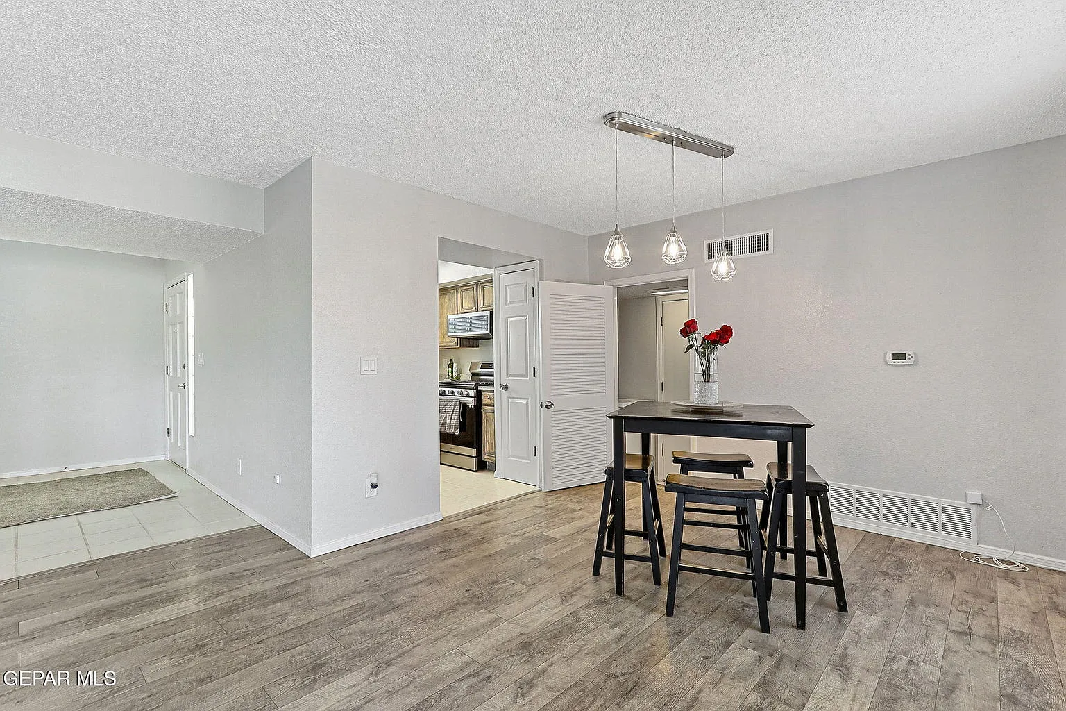 2 bed, 2.5 bath, 1472 sqft, $1,650 — Photo 2
